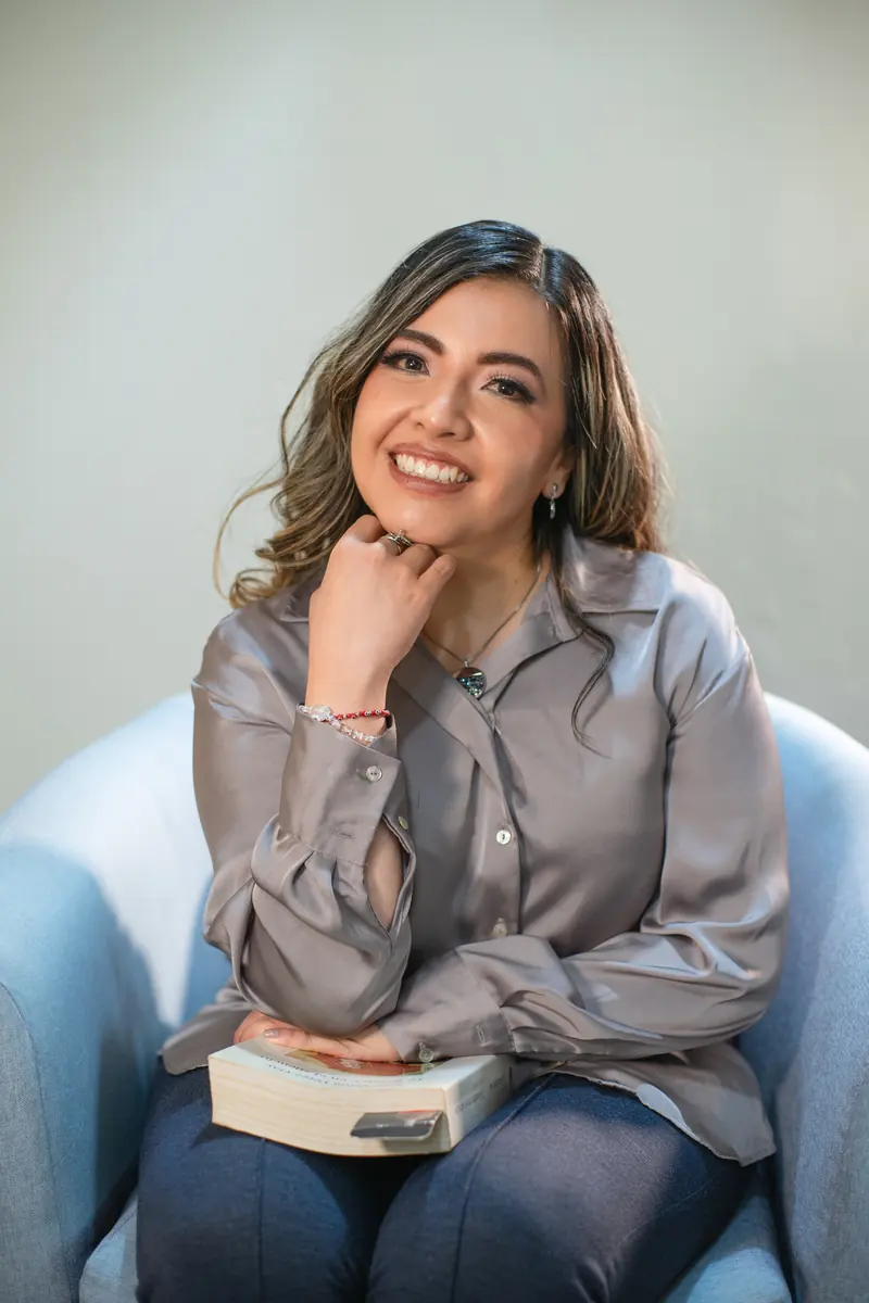 Atziri Guzmán, nutrióloga de Kairós Centro, sonriendo en un sillón del consultorio